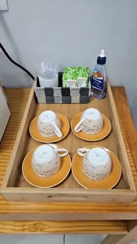 Kit 4 xícaras + bandeja de madeira + porta sachê