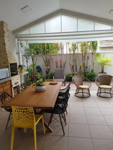 Linda casa com piscina e espaço gourmet no condomínio Veredas!
