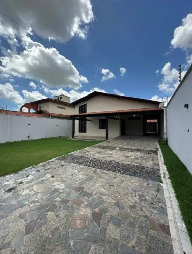 VENDO/ALUGO CASA COM 3 SUÍTES NO QUINTAS DO CALHAU