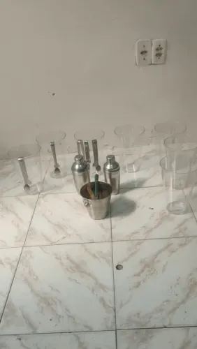 Kit coqueteleira e vasilhas acrílicas.