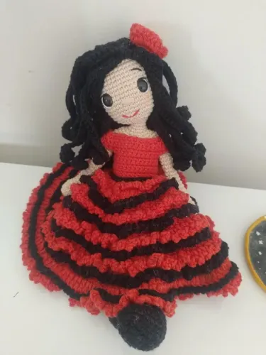 Boneca Amigurumi "PG 7 saias - Peça exclusiva"