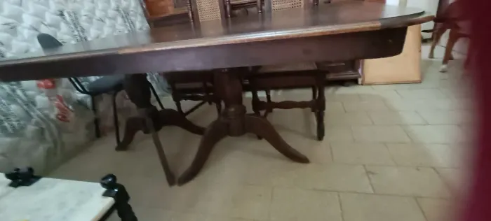  Conjunto mesa de jantar com 6 cadeiras.em madeira. Móveis antigos.
