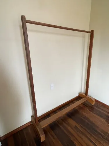 Arara de roupas de madeira