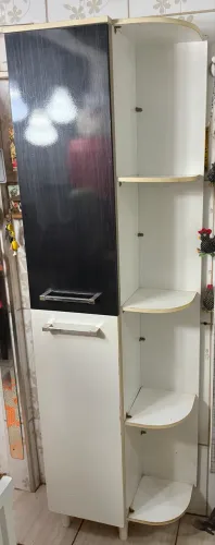 Armário compacto com prateleiras