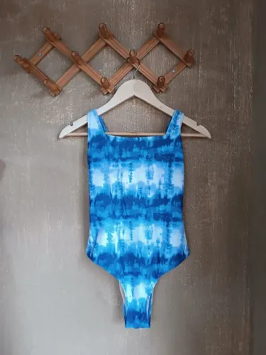 Maiô Feminino Azul Tie-Dye - Alças Largas e Decote Reto