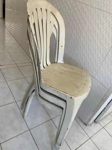 3 Cadeiras plásticas 