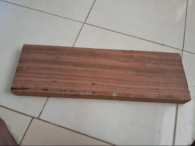 Vendo madeira de escada comp.82 cm altura 7cm e largura 10 cm