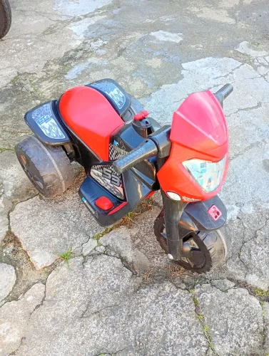 Triciclo infantil elétrico 