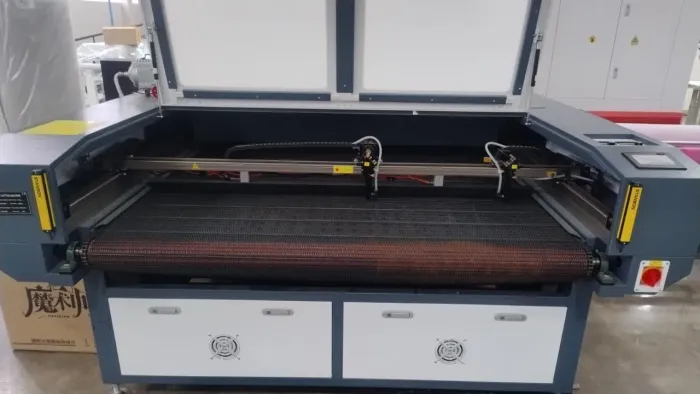 Vende-se Máquina de Laser com esteira e suporte para material , duplo cabeçote 130w