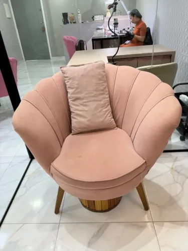 Poltrona Pétala Rose Semi Nova