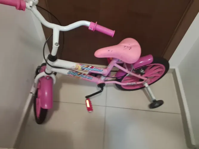 Bicicleta modelo Mila . Comprei pra minha filha mais ela nâo se adaptou.