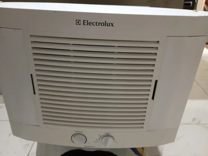 Vendo ar condicionado Electrolux 7500 btus energia 220 volts gelando bem valor r$ 370 à