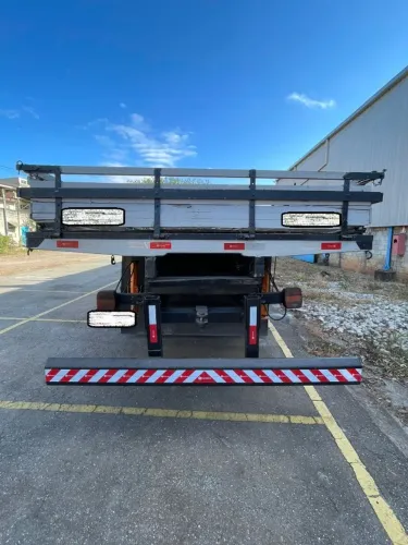 Caminhão munck muito conservado
