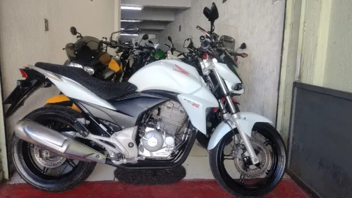 HONDA CB 300R FLEX 2014 BRANCA IMPECAVEL COM 76.000KM ORIGINAIS E DAMOS GARANTIA TOTAL
