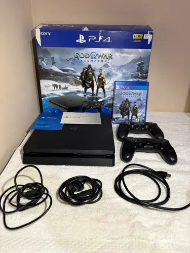 PS4 Slim em exelente estado / lacrado / 2 controle + God of War Ragnarok