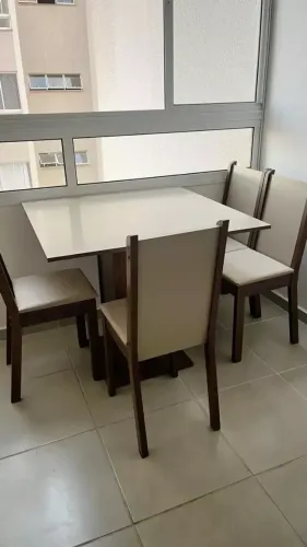 Conjunto Sala de Jantar Mesa Tampo de Madeira 4 Cadeiras Rustic/Crema/Sintético Bege Brian
