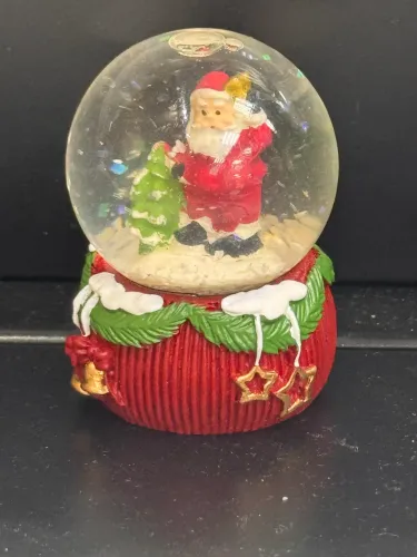 Mini globo de neve natalino com o Papai Noel e uma árvore de Natal em resina