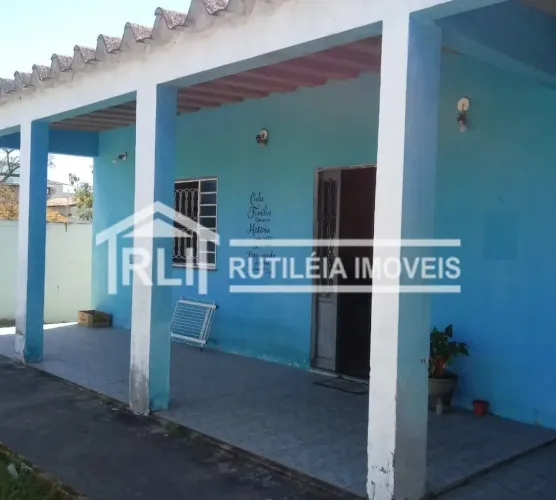 Excelente casa em ponto comercial com 3 quartos, sala ampla, cozinha ampla e 4 vagas de ga