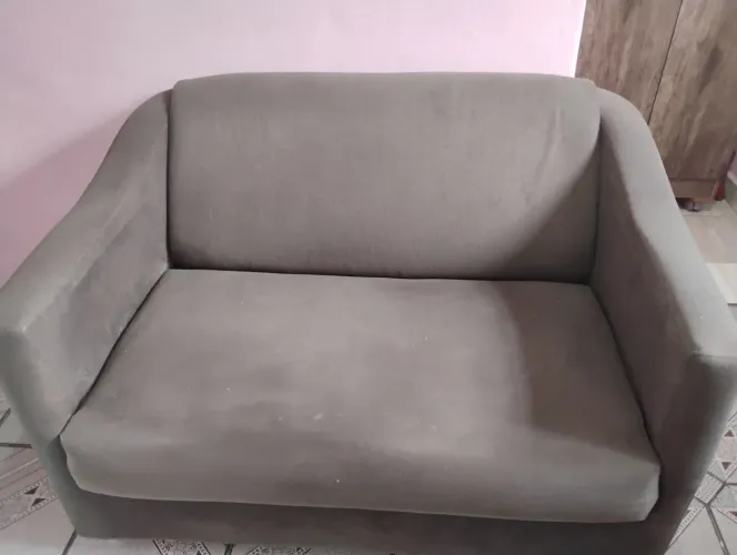 Sofá Namoradeira marrom 2 Lugares Tilla - Balaqui Decor <br>Cor:marrom<br>