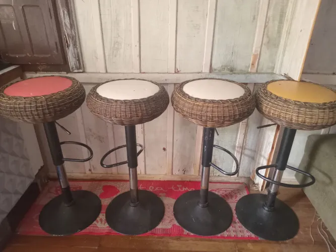 Vendo 4 banquetas por 250 reais 