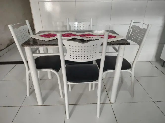 Mesa de Jantar 4 Cadeiras Retangular Aço Tampo Granito Poeme Ciplafe