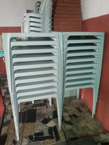 Mesas e cadeiras de plástico