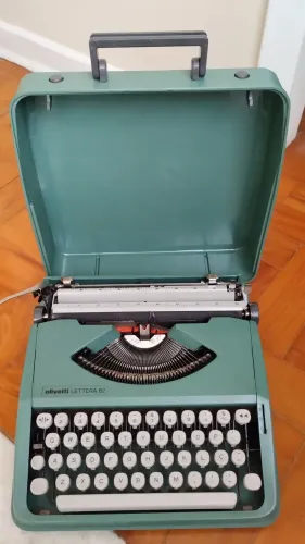 Máquina de escrever Olivetti Lettera 82