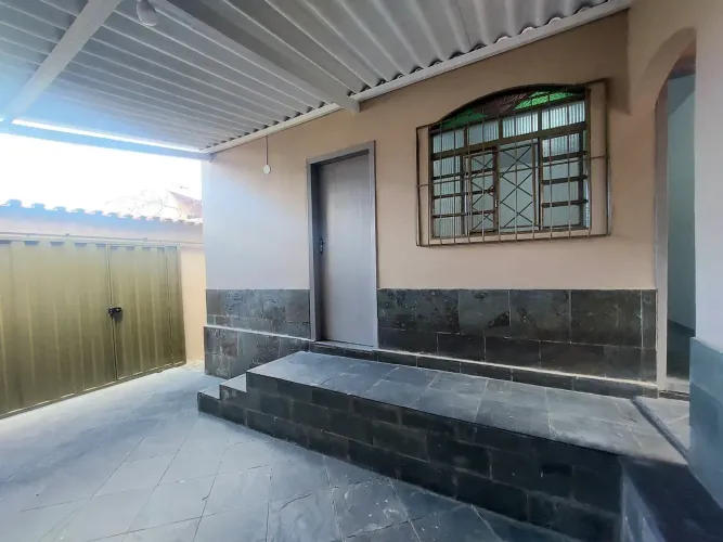 Casa independente ,c/2 quartos,1 vaga coberta e quintal, em rua plana e  tranquila, Barrei