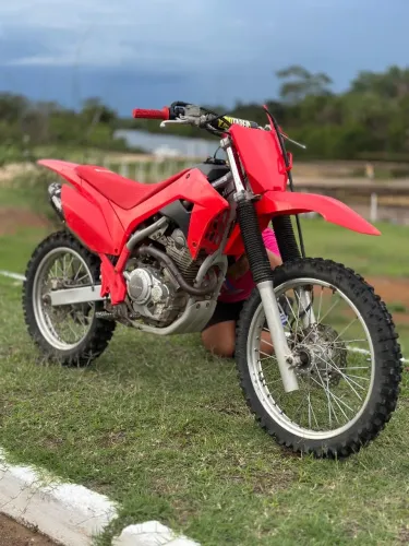 Moto extra!! Já vai com acessórios!