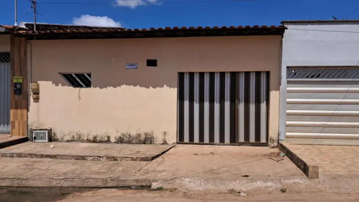 VENDO CASA BEM ESPAÇOSA E NO PONTO DE MORAR(leia a descrição)