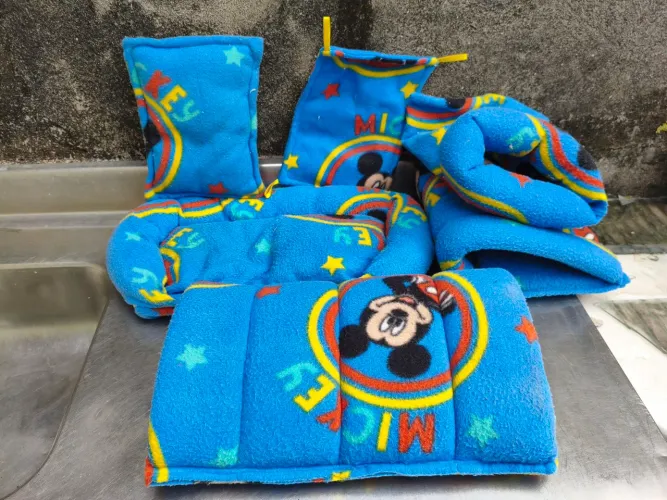 Kit de caminha e acessórios para roedores temático do Mickey Mouse.