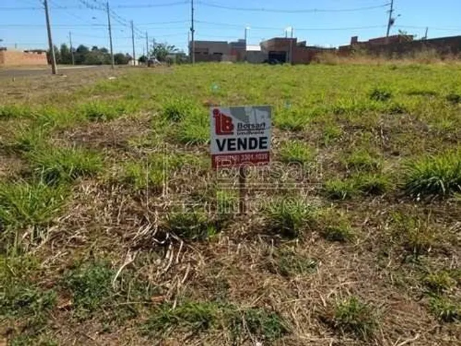 Venda de Terreno / Padrão na cidade de Araraquara