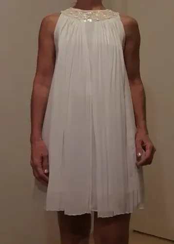 Vestido bordado e plissado