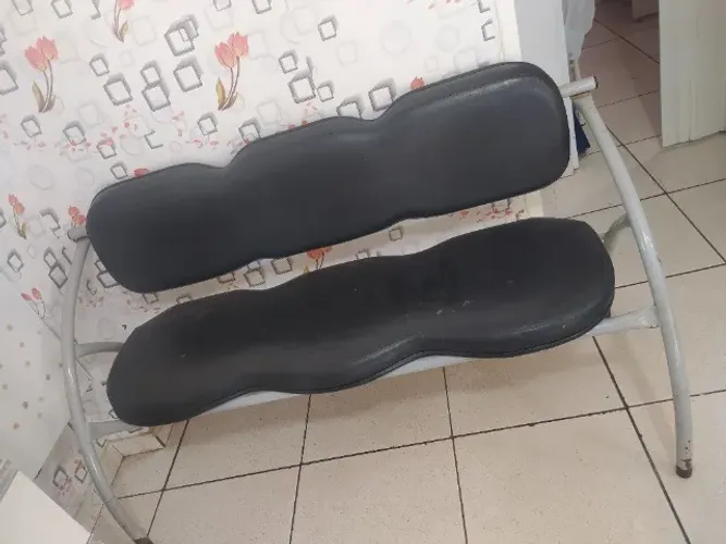 Banco 3 lugares em ótimo estado na cor preta 