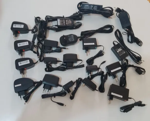 Lote de fontes de alimentação "20 Peças" todas novas testadas e funcionando.