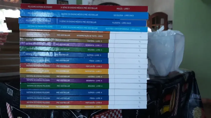 2 conjuntos de apostila do Curso vestibular Poliedro e apostilas Anglo