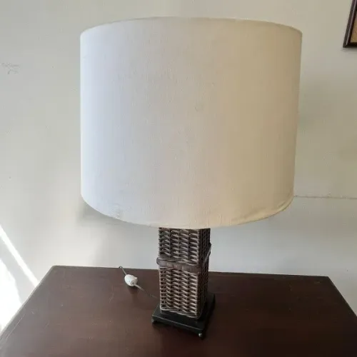 Antigo Par de Abajur em vime base madeira década de 70 *Descrição