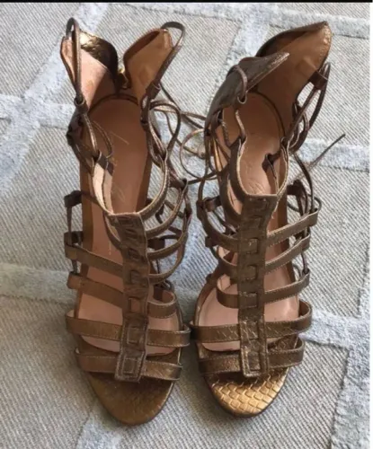 Sandália gladiadora douradas Luiza Barcelos tamanho 39