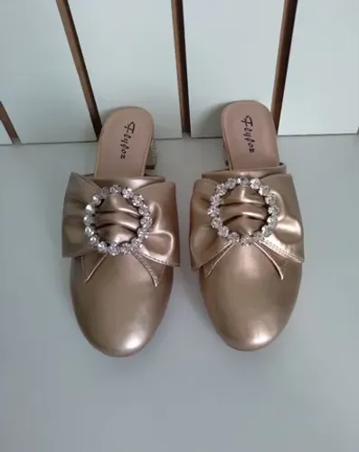 Vendo sapatos mule novos na cor dourado e preto com laços e fivela decorativa em strass