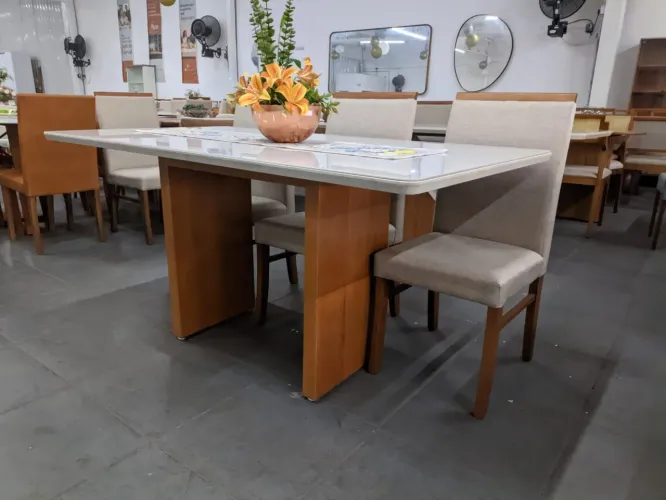 Mesa nova com cadeiras de madeira maciça a pronta entrega