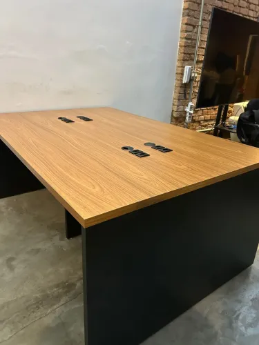 Mesa de Escritório em Madeira com Tampo Amadeirado
