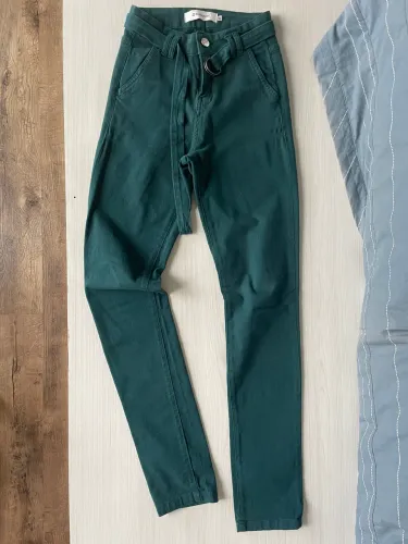 Calça slim sarja verde escuro
