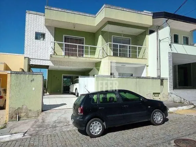 Casa em Condomínio com Piscina e 4 Quartos no Arsenal  Segurança 24h