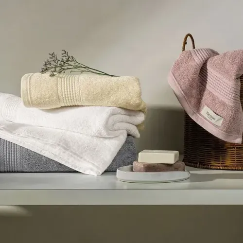 Cama, mesa e banho