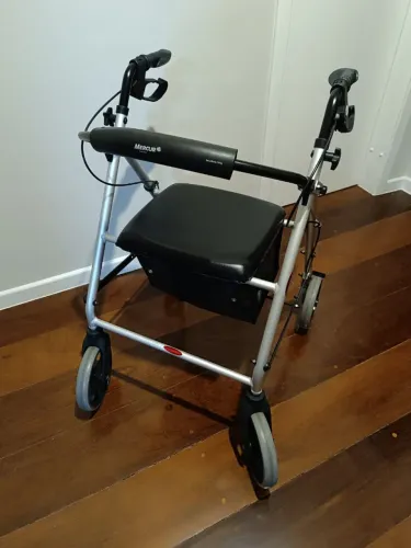 Andador seminovo com 4 rodas, banco e bolsa