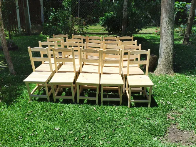 Cadeiras de madeira novas