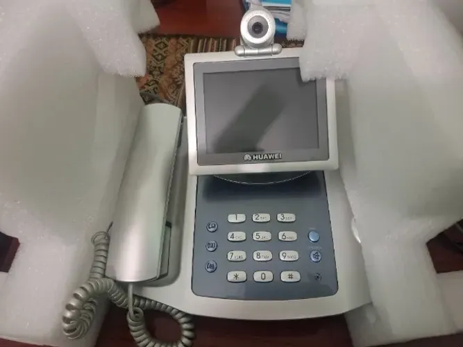 Telefone com tela de Conferência + Web Cam integrados