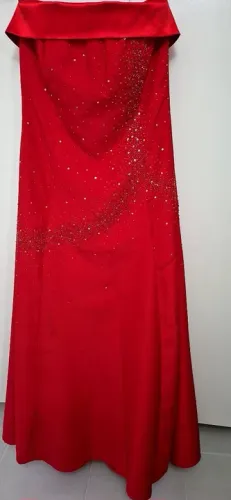 Vestido vermelho de festa com detalhes em pedrarias