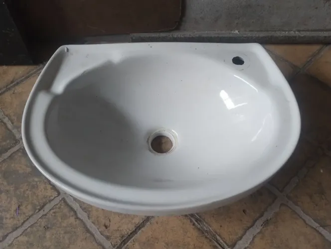 Cuba de banheiro em cerâmica