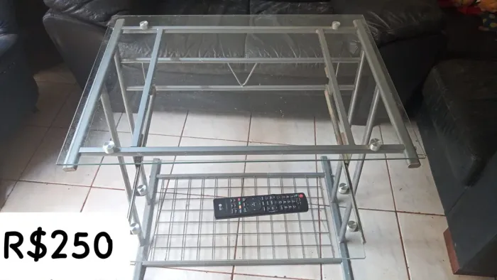 Mesa de centro de vidro com estrutura de metal